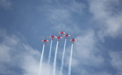 Avalon Airshow planes flying together with contrails