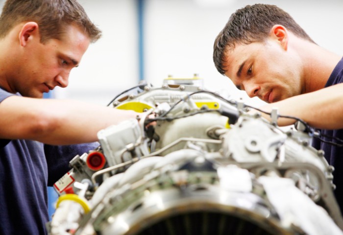 Image of aircraft maintenance engineers